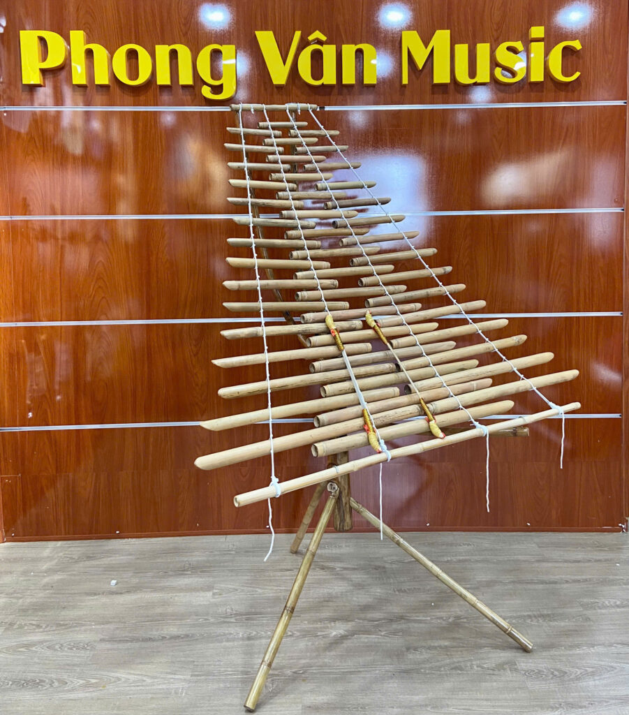 Cơ sở làm đàn T' Rưng biểu diễn giàn nhạc dân tộc