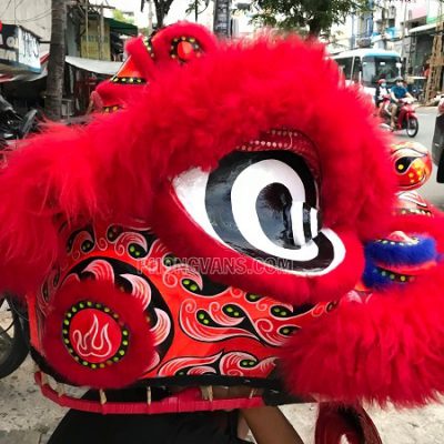 Đầu lân lông cừu vẽ tay màu đỏ