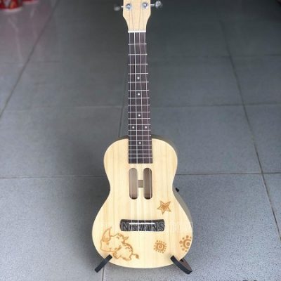 Đàn ukulele gỗ tự nhiên khắc hình