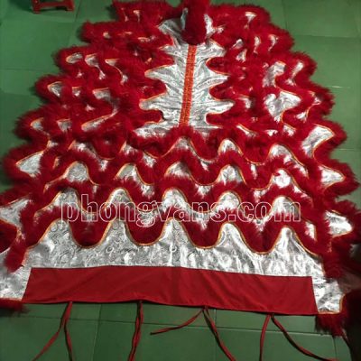 Đuôi quần lân vải gấm lông cừu đỏ