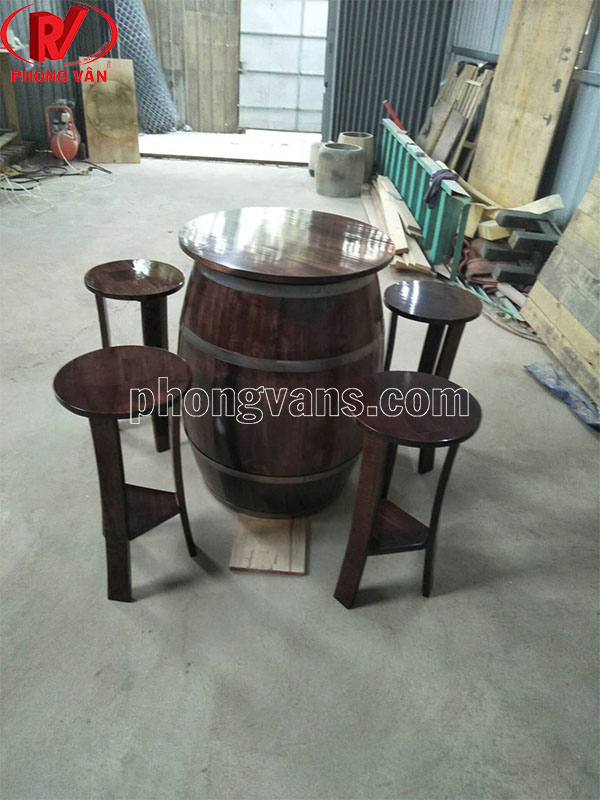 Bộ bàn ghế bằng thùng rượu vang