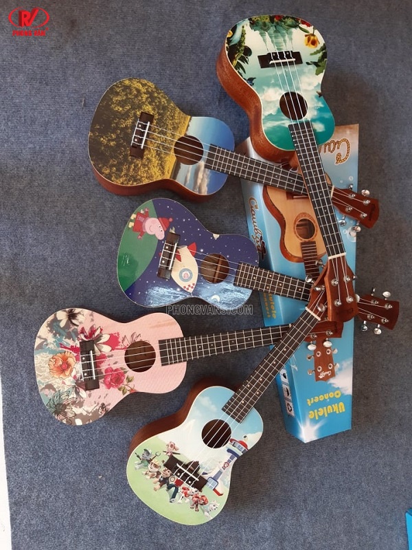 Đàn ukulele gỗ uk26 mặt đàn hình 3D