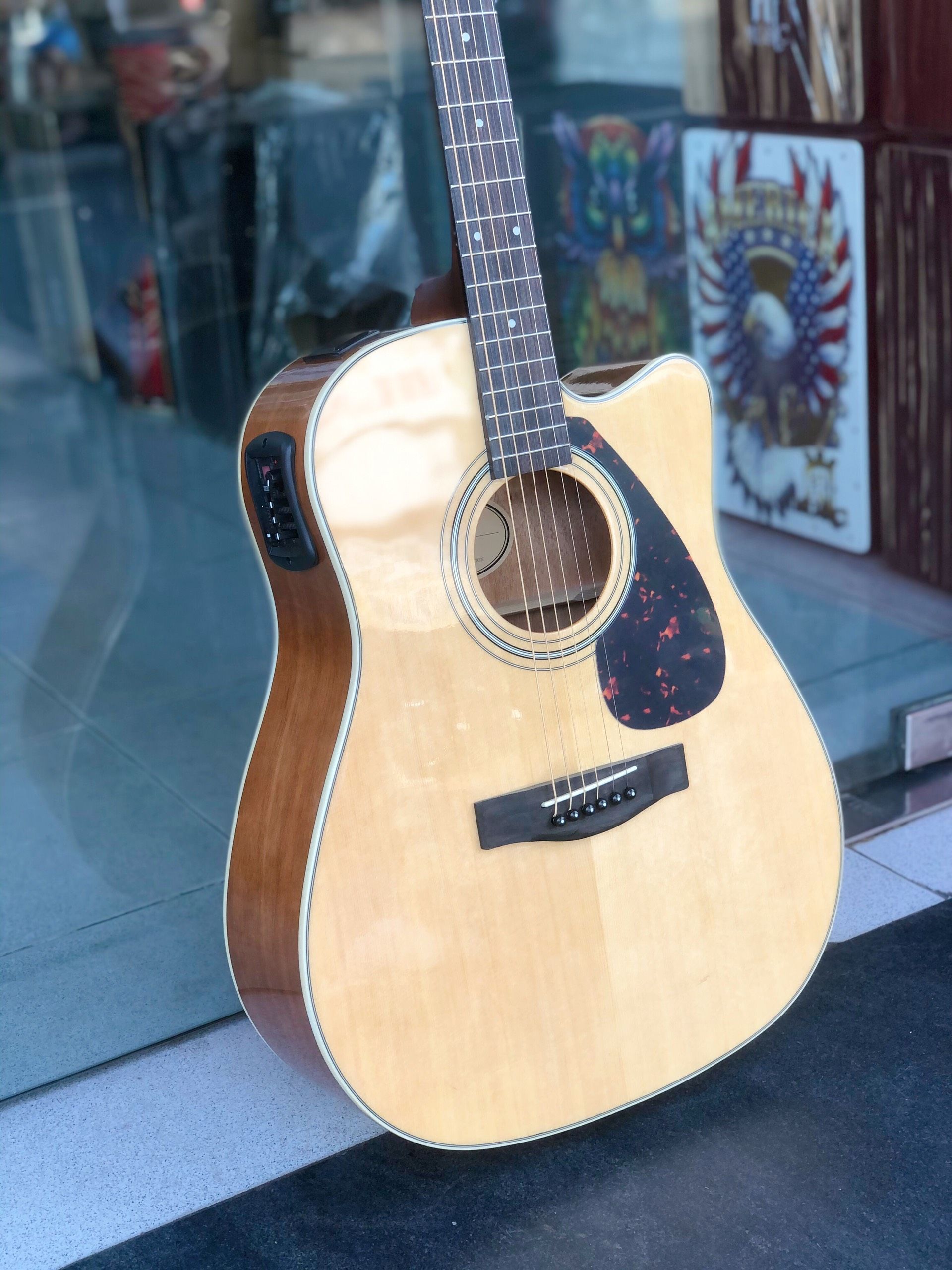 Đàn guitar Yamaha F370C có EQ