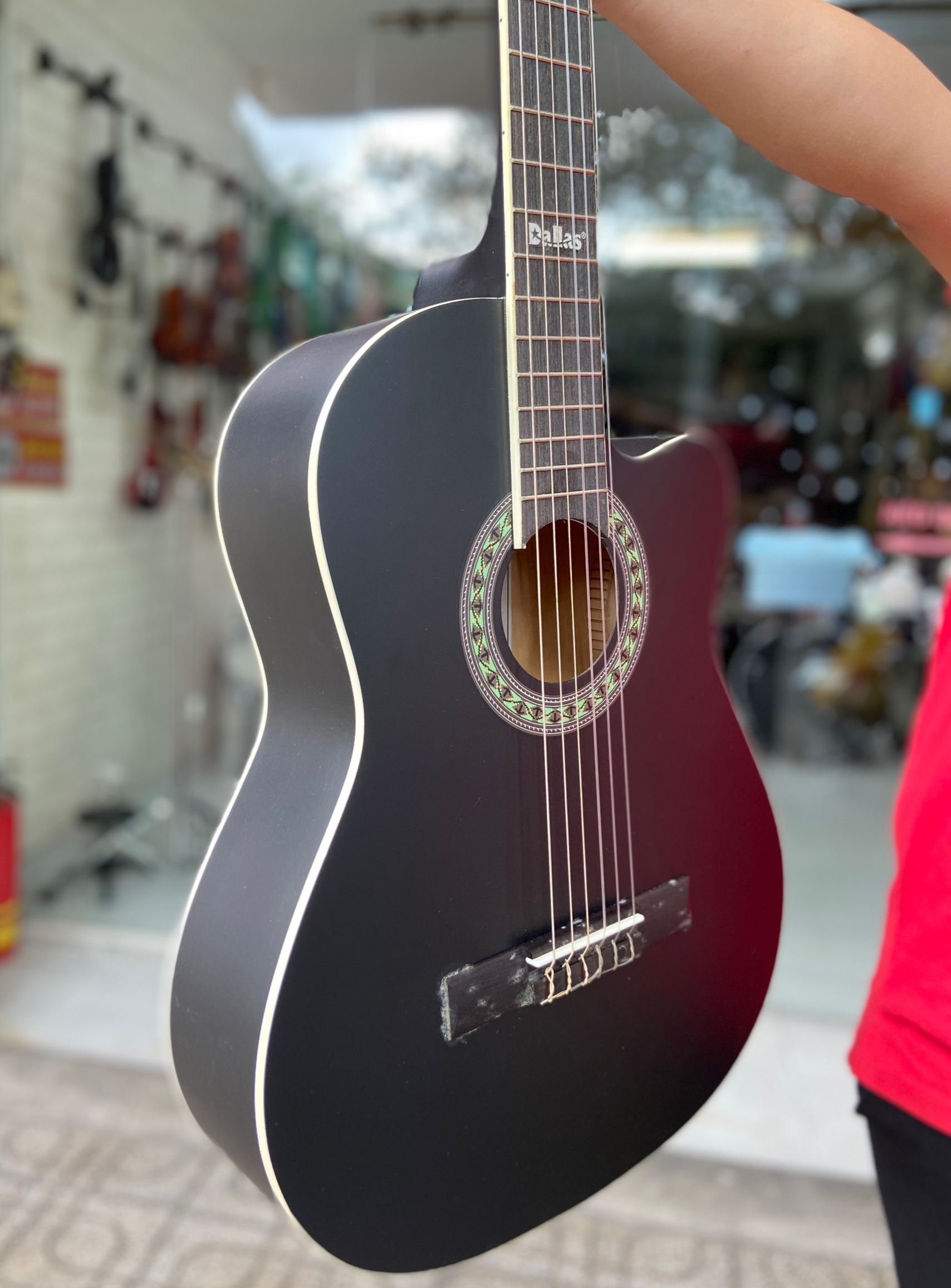 Phong Vân Music chuyên nhập khẩu và phân phối các mẫu guitar, đa dạng sản phẩm; với giá ưu đãi và chất lượng tốt. Nay Phong Vân Music giới thiệu một mẫu guitar siêu hot trong thị trường âm nhạc; Đàn guitar classic Dallas DL-S39 chính hãng.