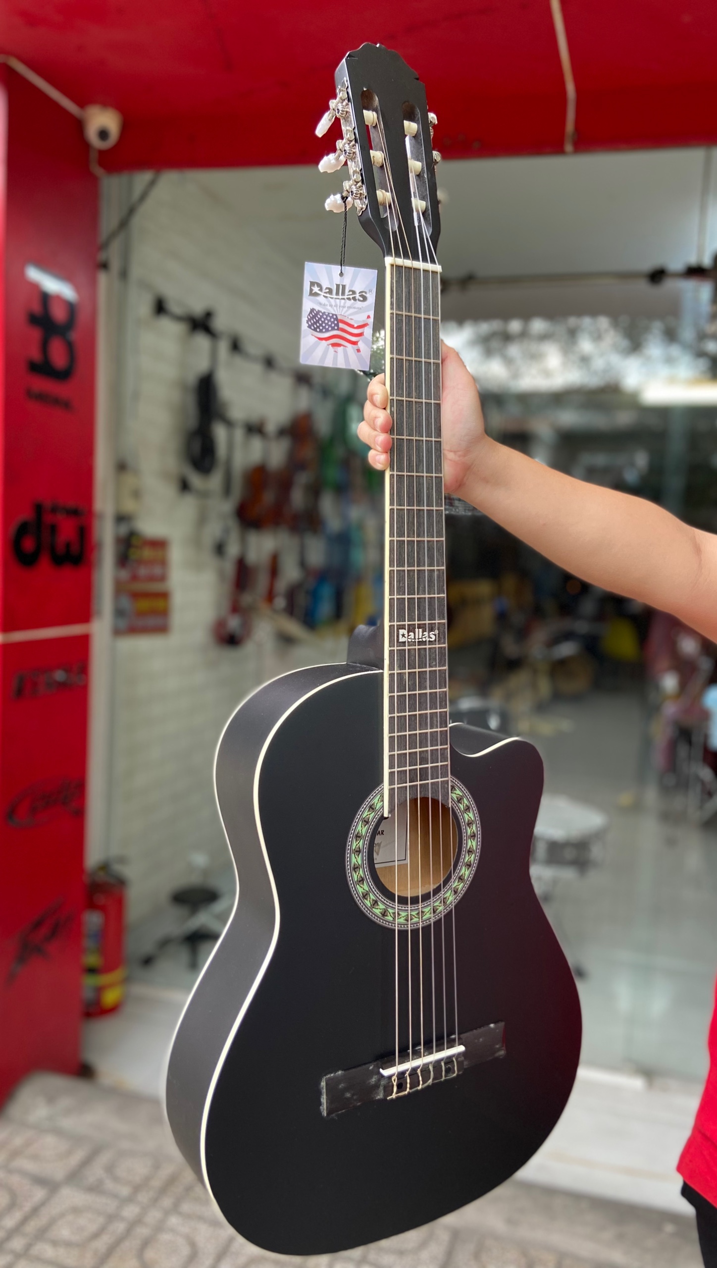 Phong Vân Music chuyên nhập khẩu và phân phối các mẫu guitar, đa dạng sản phẩm; với giá ưu đãi và chất lượng tốt. Nay Phong Vân Music giới thiệu một mẫu guitar siêu hot trong thị trường âm nhạc; Đàn guitar classic Dallas DL-S39 chính hãng.